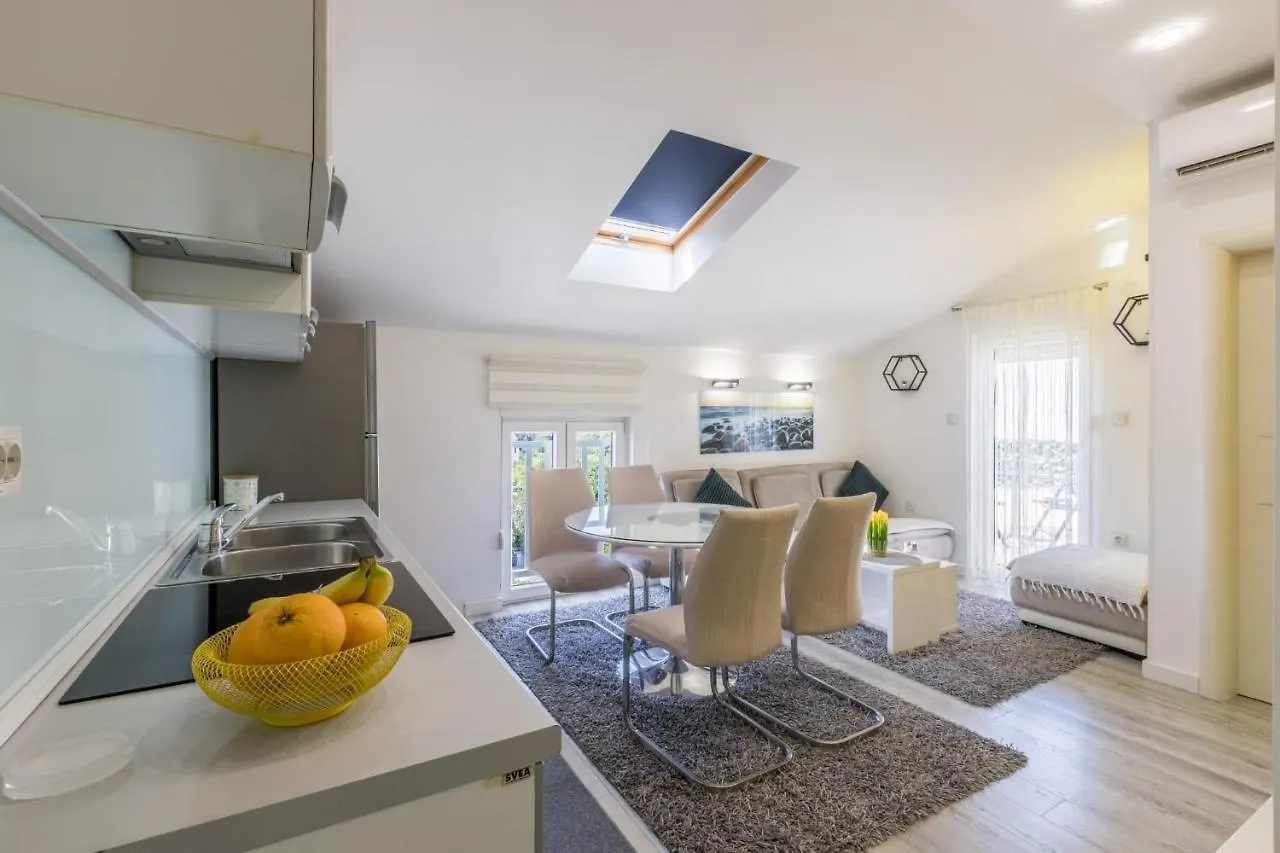 Marijeta Apartman+Besplatan Parking Apartment Kastela